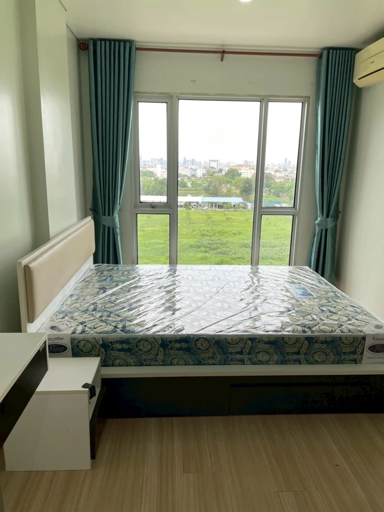 For rent: Serrano Condominium, large room, view of green area, very comfortable to the eyes. You must book this.