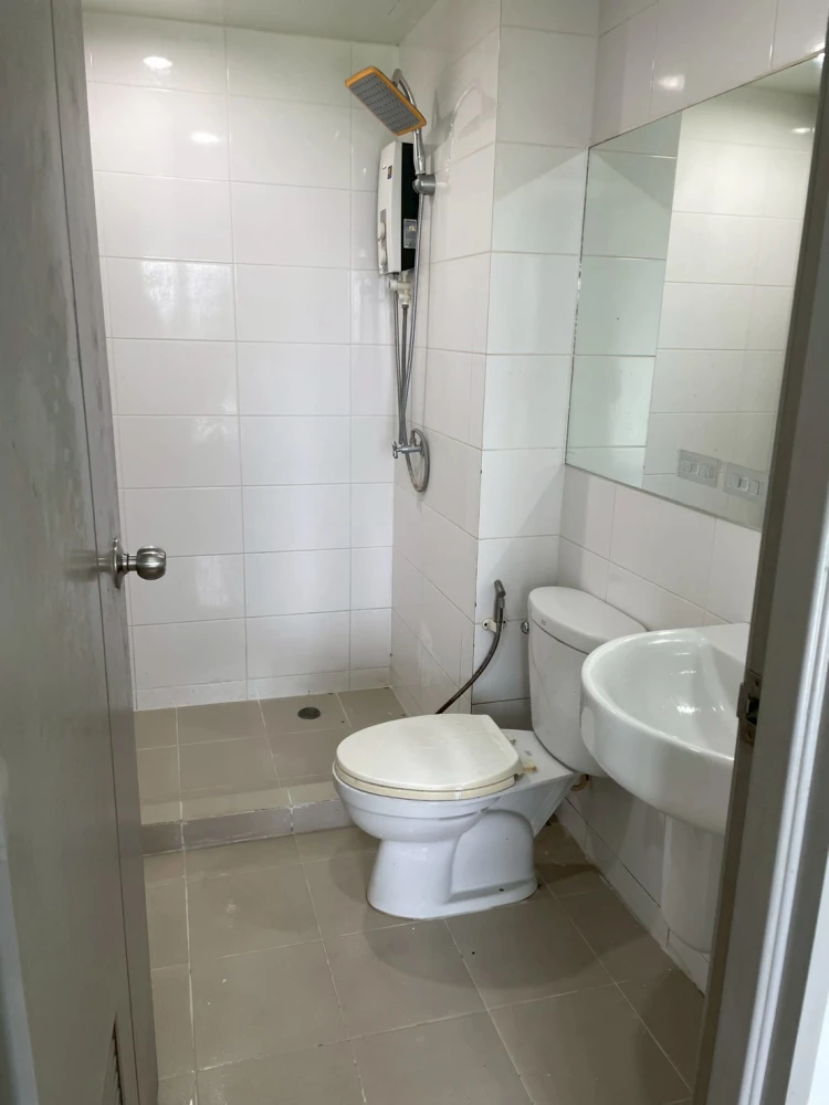 For rent: Serrano Condominium, large room, view of green area, very comfortable to the eyes. You must book this.