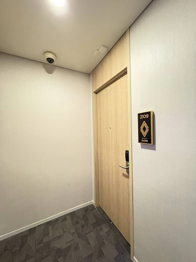 For rent: Siamese Exclusive Sukhumvit 42, 21st floor. Fully furnished and ready to move in. Spacious, airy room with a warm atmosphere.