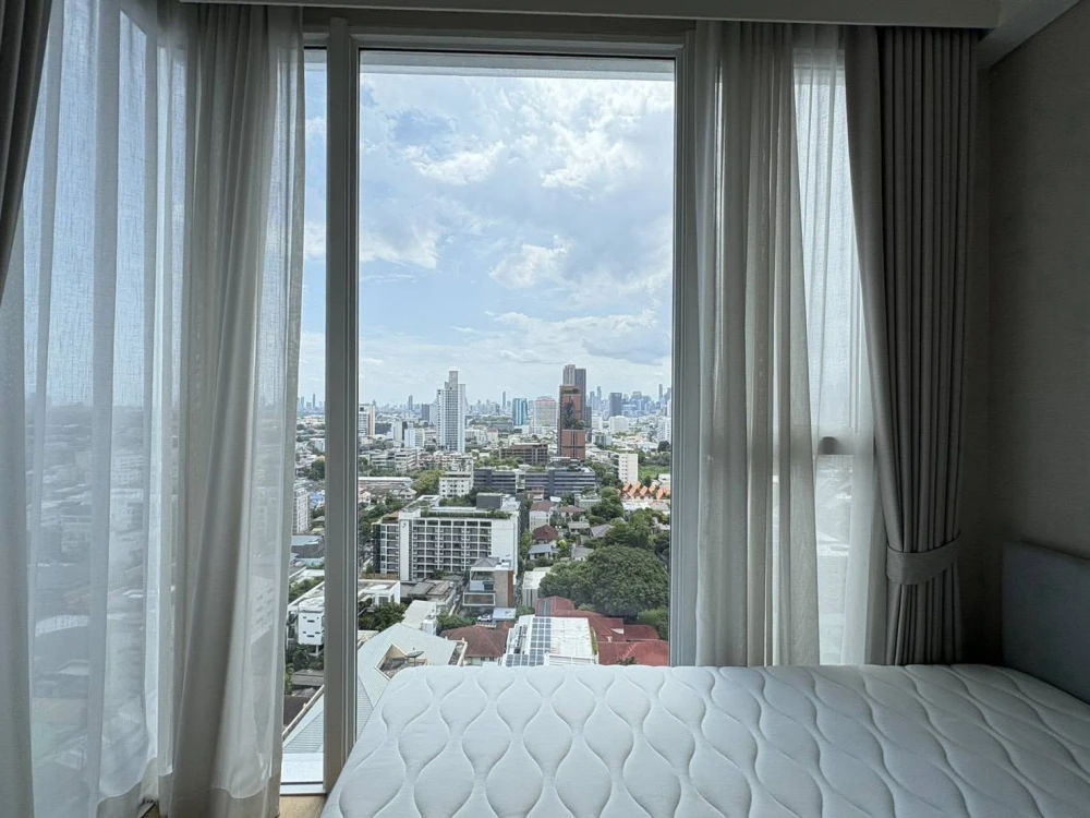 For rent: Siamese Exclusive Sukhumvit 42, 21st floor. Fully furnished and ready to move in. Spacious, airy room with a warm atmosphere.