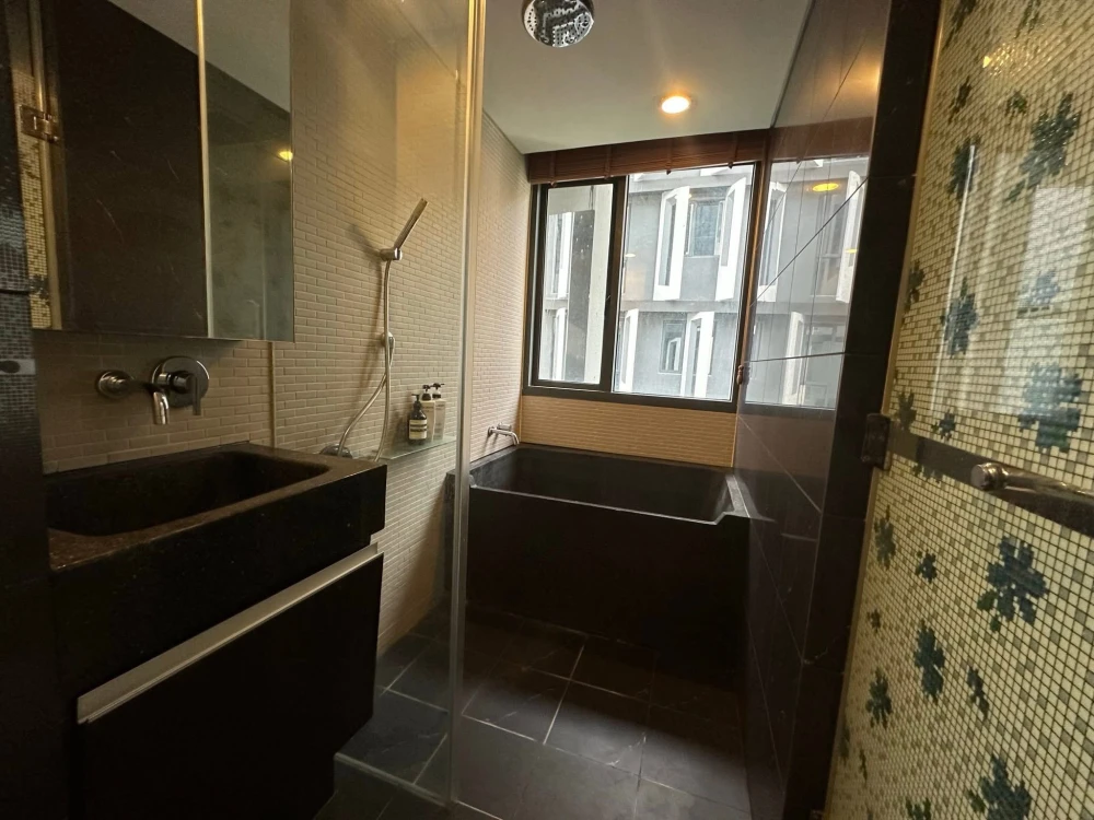 For rent: Siamese Gioia Sukhumvit 31. Ready-to-move-in unit with spacious living area. Book today! Don't miss out!