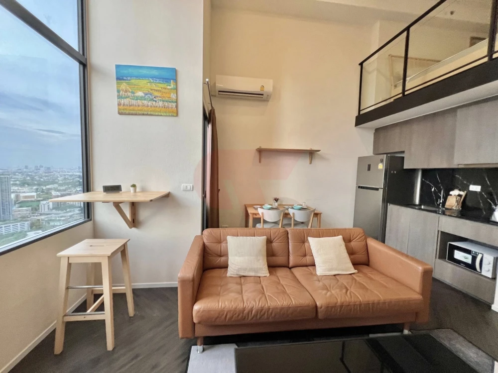 For rent: Siamese Sukhumvit Onnut Loft room, high ceiling, airy, with a beautiful view. Come and reserve.