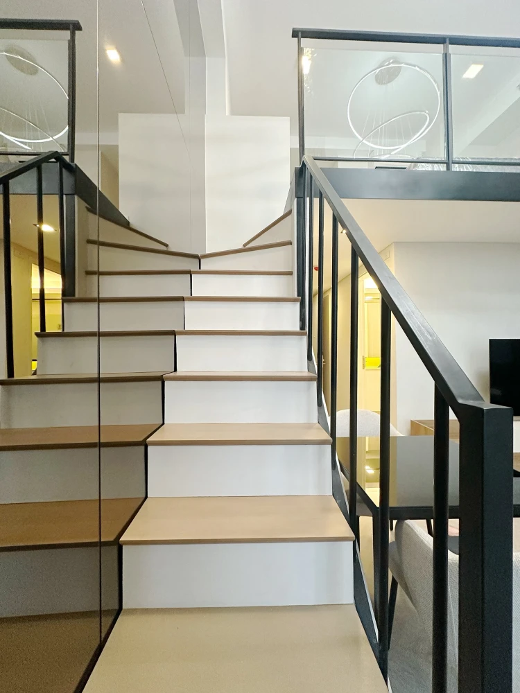 For rent: Siamese Sukhumvit (On Nut), double volume unit with 4.4 meter high ceilings, beautiful view, floor-to-ceiling windows, fully furnished and r