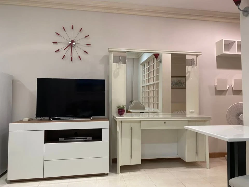 For rent Silom Grand Terrace, 6th floor, 45 sqm, decorated in a casual style, already happy, if you miss it, you will regret it.