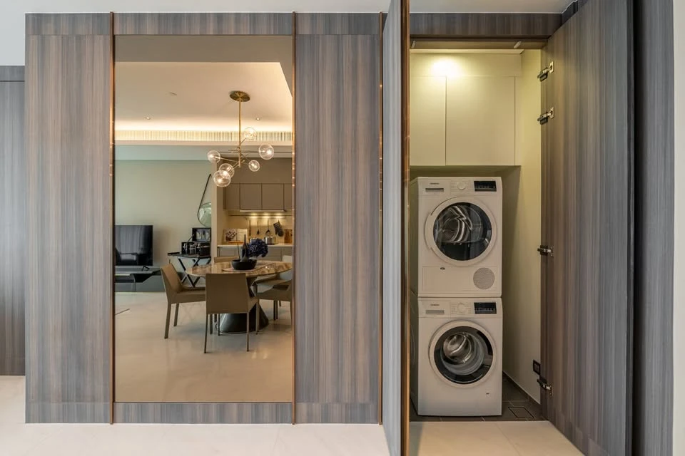 For rent SINDHORN TONSON, high floor room, decorated in a simple and luxurious style, built-in throughout the room, parquet and marble floors througho