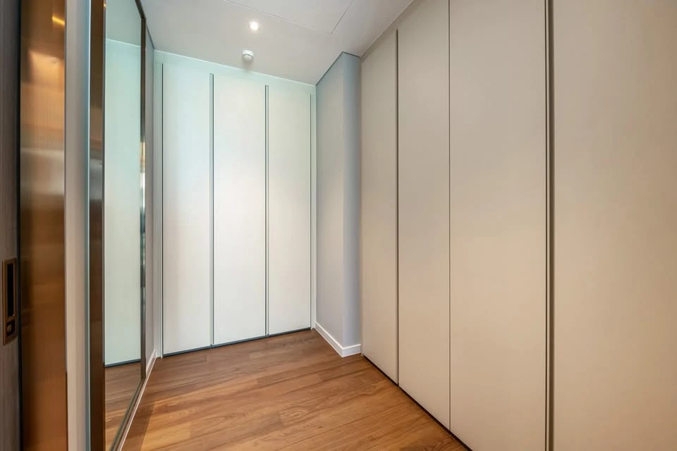 For rent SINDHORN TONSON, high floor room, decorated in a simple and luxurious style, built-in throughout the room, parquet and marble floors througho