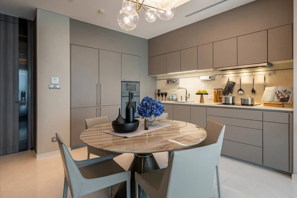 For rent SINDHORN TONSON, high floor room, decorated in a simple and luxurious style, built-in throughout the room, parquet and marble floors througho