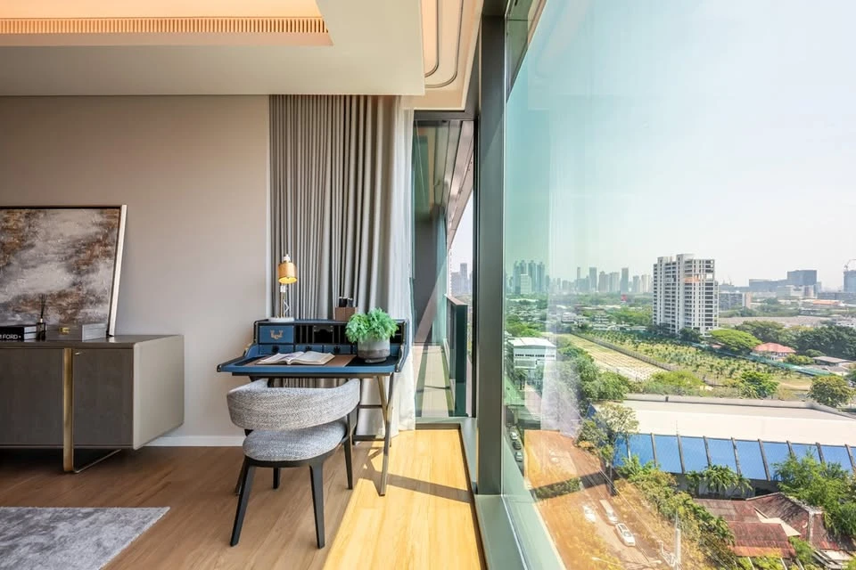 For rent SINDHORN TONSON, high floor room, decorated in a simple and luxurious style, built-in throughout the room, parquet and marble floors througho