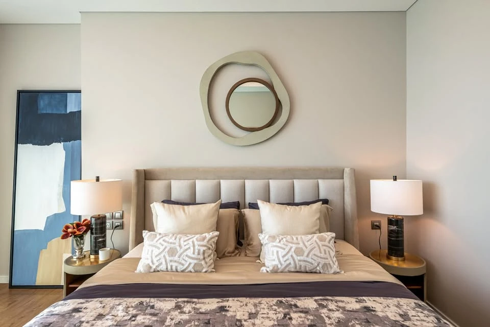 For rent SINDHORN TONSON, high floor room, decorated in a simple and luxurious style, built-in throughout the room, parquet and marble floors througho
