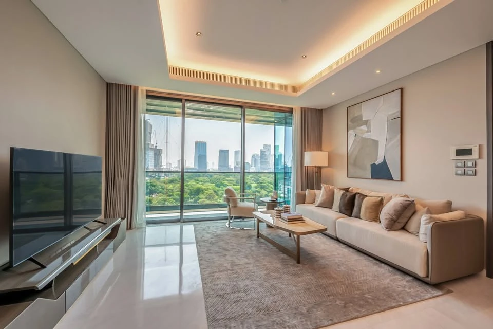 For rent SINDHORN TONSON, high floor room, decorated in a simple and luxurious style, built-in throughout the room, parquet and marble floors througho