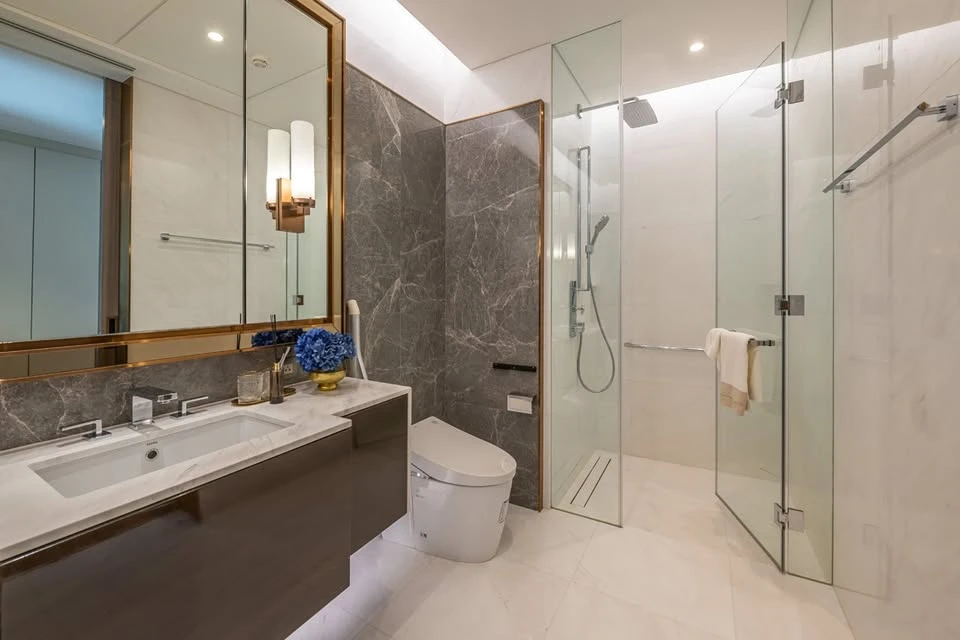 For rent SINDHORN TONSON, high floor room, decorated in a simple and luxurious style, built-in throughout the room, parquet and marble floors througho