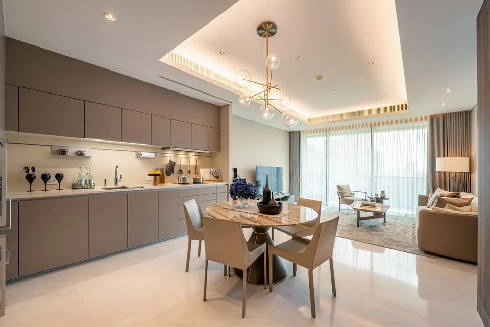 For rent SINDHORN TONSON, high floor room, decorated in a simple and luxurious style, built-in throughout the room, parquet and marble floors througho