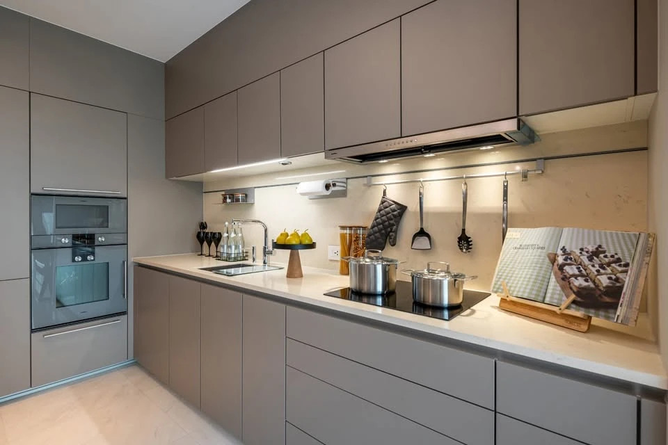 For rent SINDHORN TONSON, high floor room, decorated in a simple and luxurious style, built-in throughout the room, parquet and marble floors througho