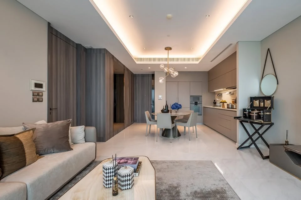 For rent SINDHORN TONSON, high floor room, decorated in a simple and luxurious style, built-in throughout the room, parquet and marble floors througho
