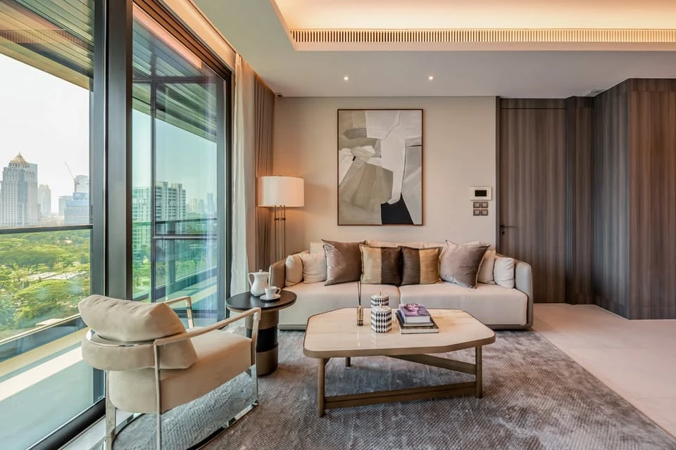 For rent SINDHORN TONSON, high floor room, decorated in a simple and luxurious style, built-in throughout the room, parquet and marble floors througho