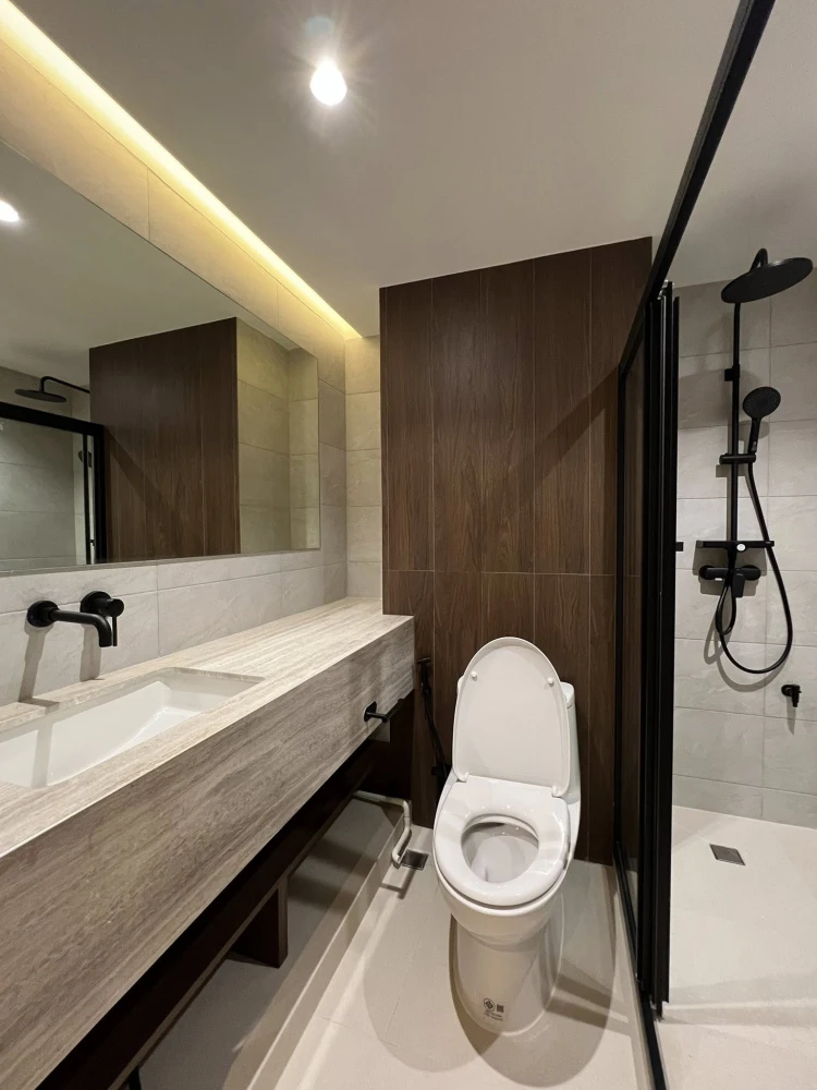 For rent: Siphraya Riverview, 2 bedrooms, plenty of living space, good location, beautiful view from high floor, don't miss it.