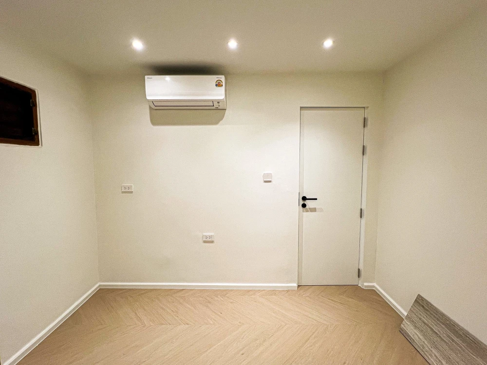 For rent: Siphraya Riverview, 2 bedrooms, plenty of living space, good location, beautiful view from high floor, don't miss it.