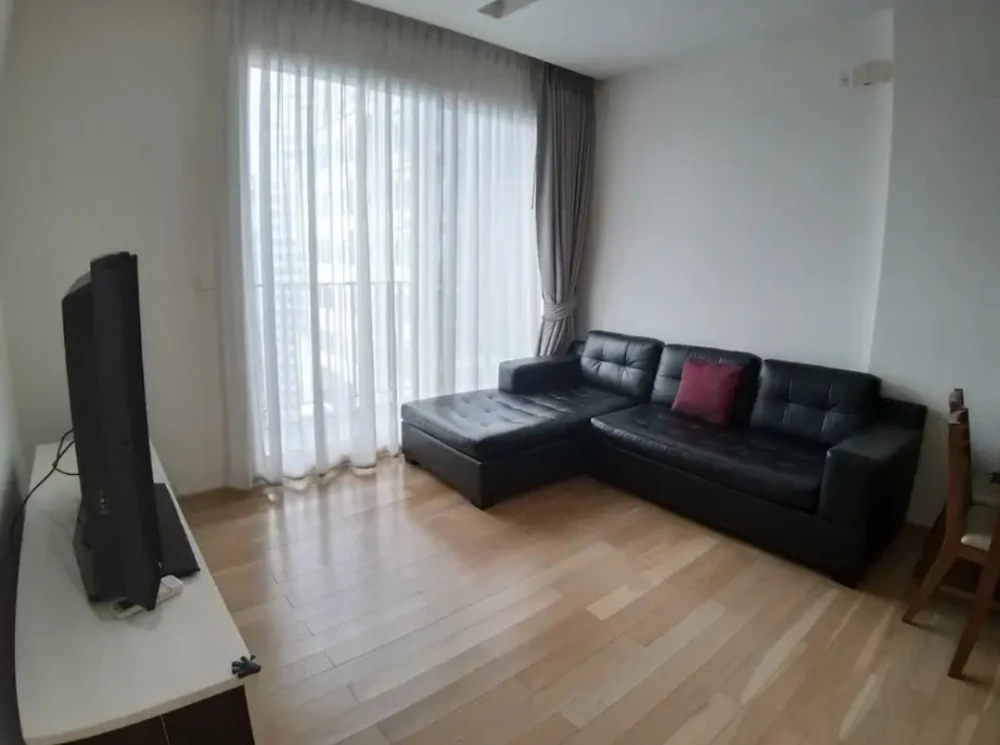 For rent Siri @ Sukhumvit, facing north, room is not hot, high floor, very good breeze, book now and you won't be disappointed.