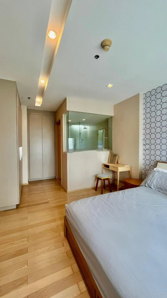 For rent Siri @ Sukhumvit, very spacious room, lots of usable space, beautiful view and no blocked view. Book now and you won't be disappointed.