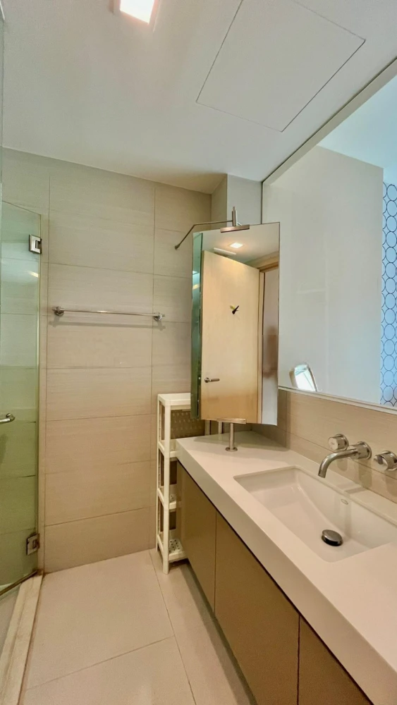 For rent Siri @ Sukhumvit, very spacious room, lots of usable space, beautiful view and no blocked view. Book now and you won't be disappointed.