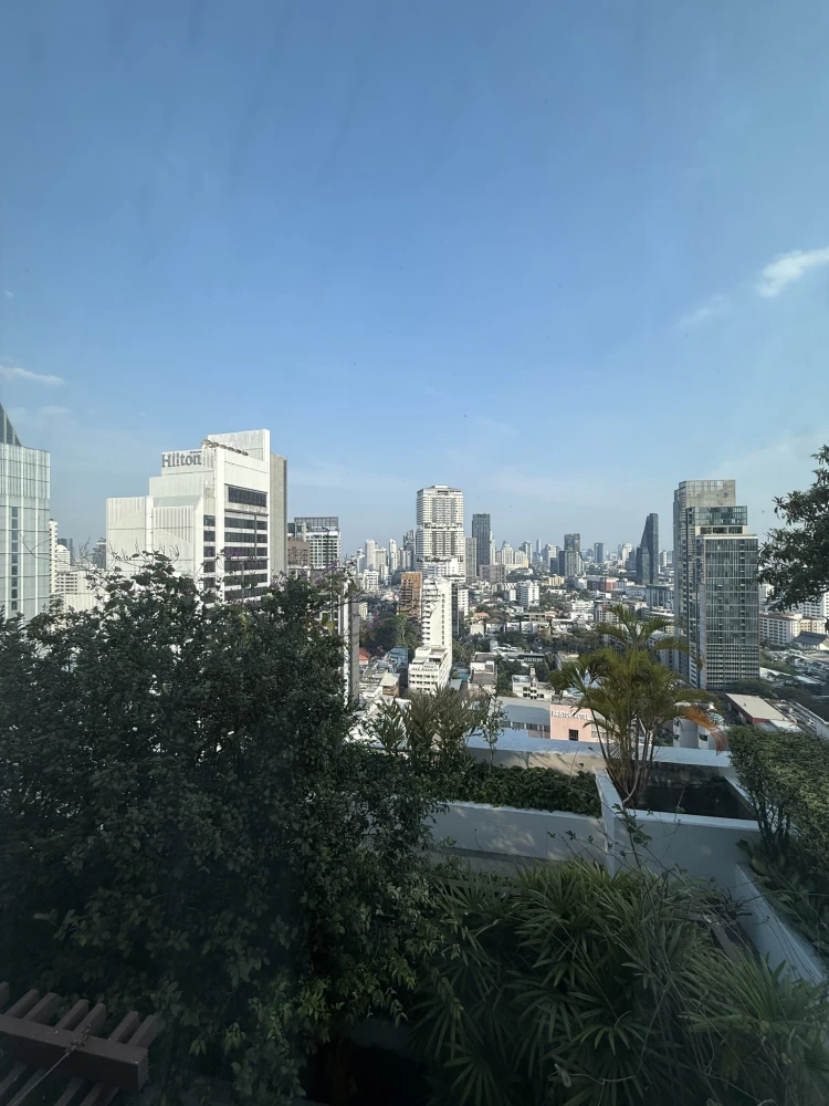 For rent: Siri Residence Sukhumvit 24. Cozy living room and ample storage space. Enjoy beautiful city and garden views from the 25th floor corner unit