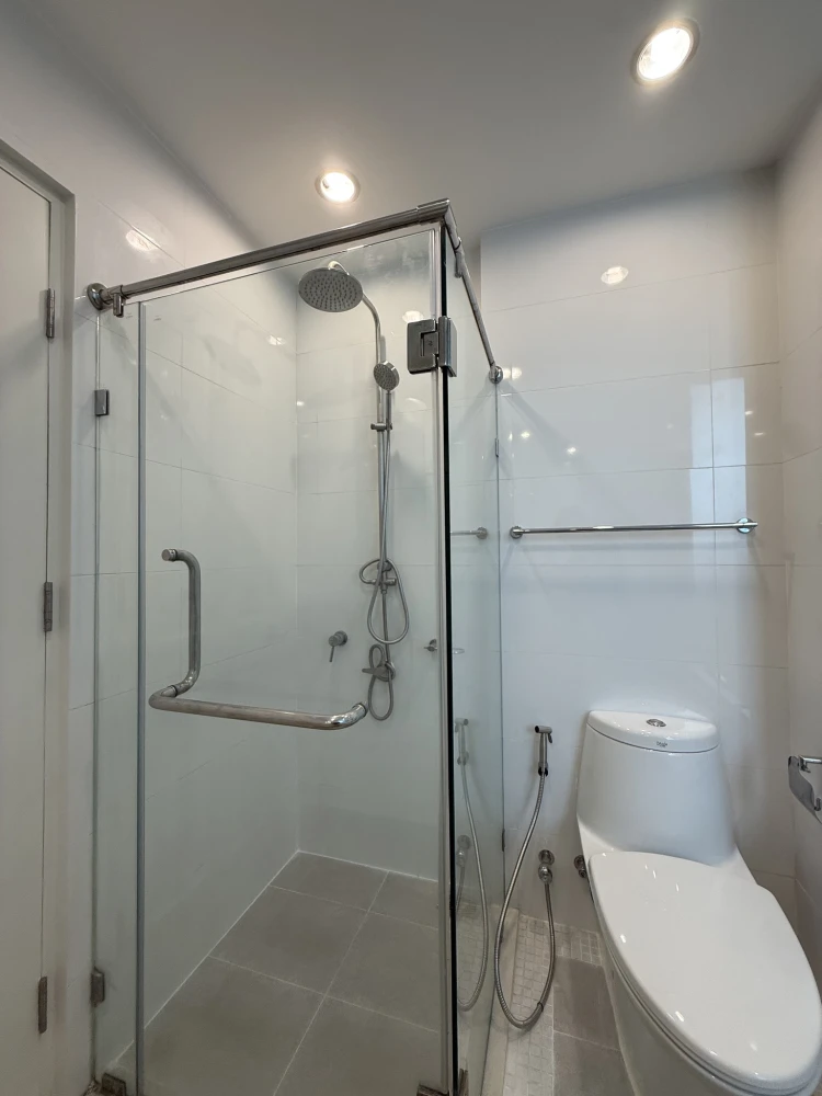 For rent: Siri Residence Sukhumvit 24. Cozy living room and ample storage space. Enjoy beautiful city and garden views from the 25th floor corner unit