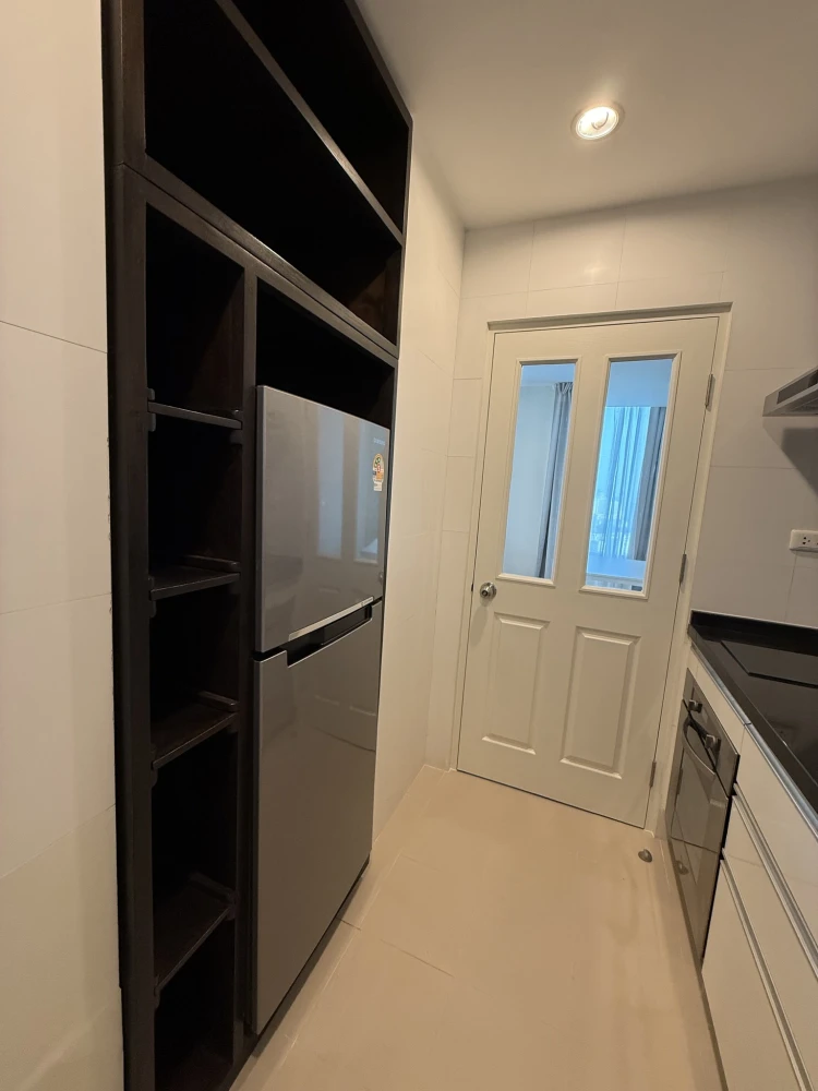 For rent: Siri Residence Sukhumvit 24. Cozy living room and ample storage space. Enjoy beautiful city and garden views from the 25th floor corner unit