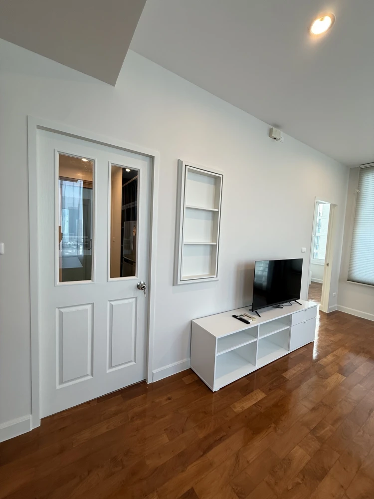 For rent: Siri Residence Sukhumvit 24. Cozy living room and ample storage space. Enjoy beautiful city and garden views from the 25th floor corner unit