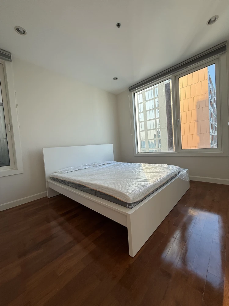 For rent: Siri Residence Sukhumvit 24. Cozy living room and ample storage space. Enjoy beautiful city and garden views from the 25th floor corner unit