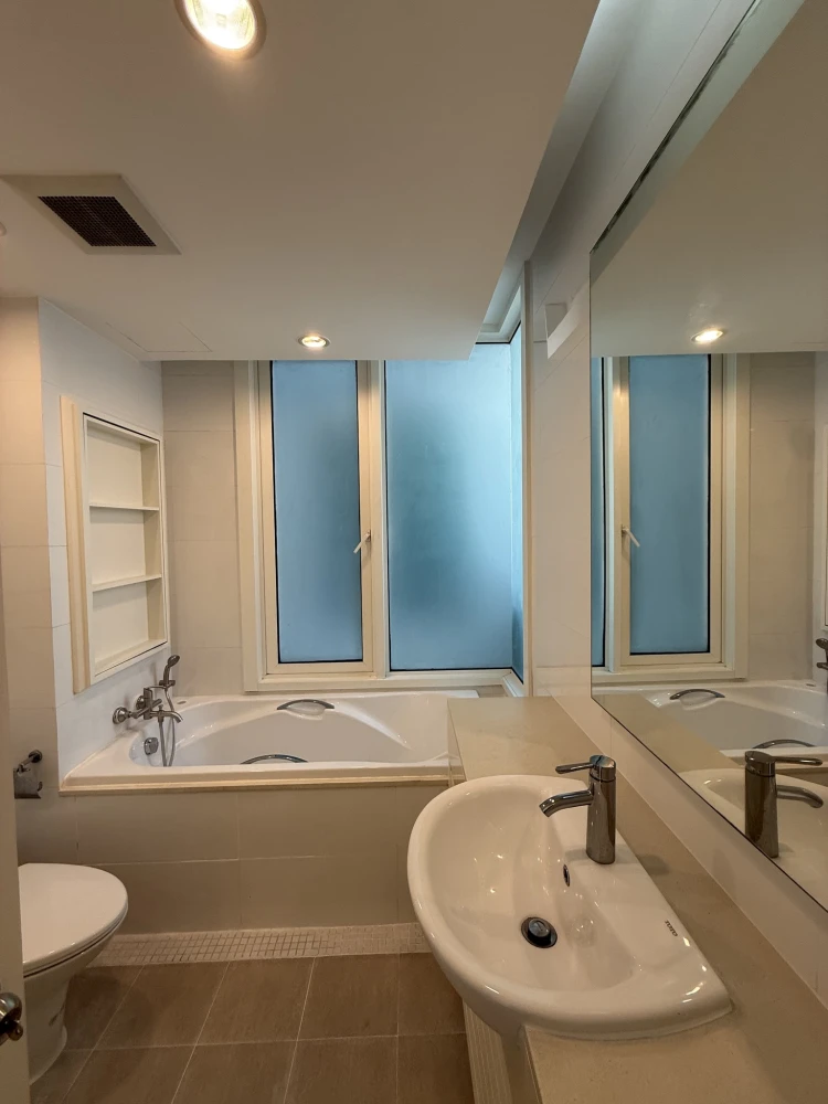 For rent: Siri Residence Sukhumvit 24. Cozy living room and ample storage space. Enjoy beautiful city and garden views from the 25th floor corner unit