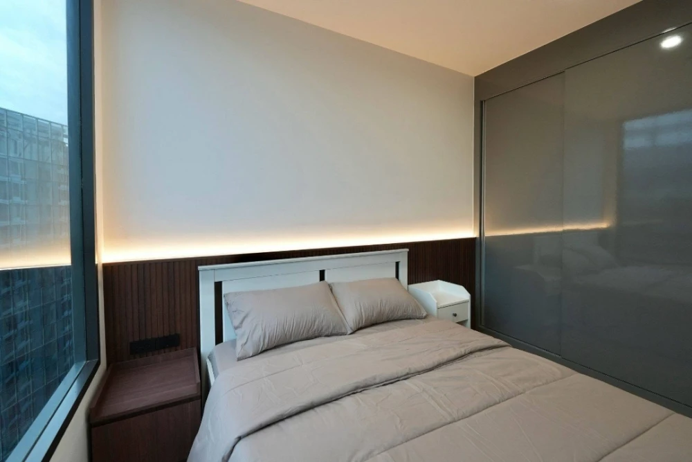 For rent: Skyrise Avenue Sukhumvit 64. The unit features a "Warm Living Suite" style, combining dark wood accents with light wood flooring, warm light