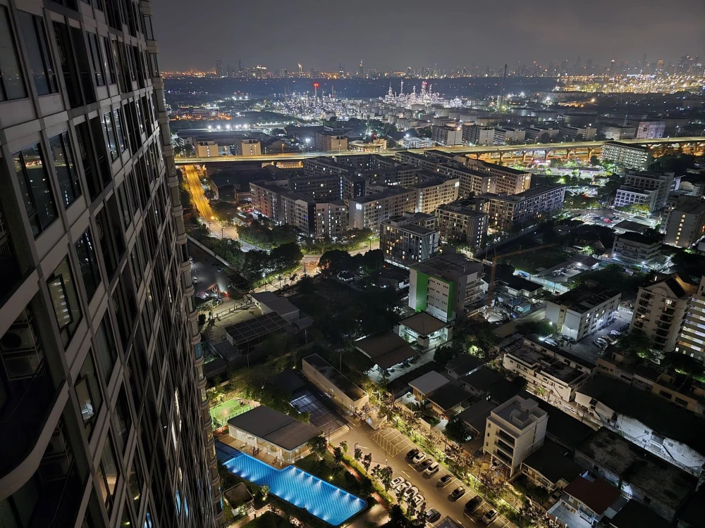 For rent: Skyrise Avenue Sukhumvit 64. Very high floor unit with stunning city views and gorgeous built-in furnishings. Don't miss out!