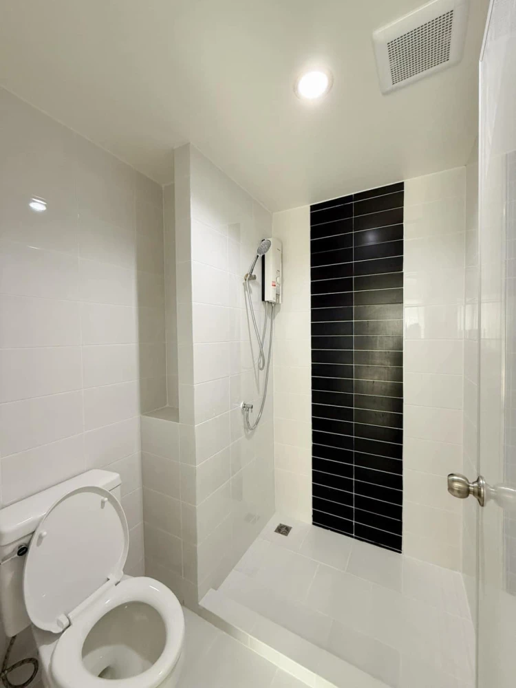 For rent: Smart Watcharapol Building B, 3rd floor (good floor, easy access). Two elevators. Beautifully furnished unit, ready to move in!