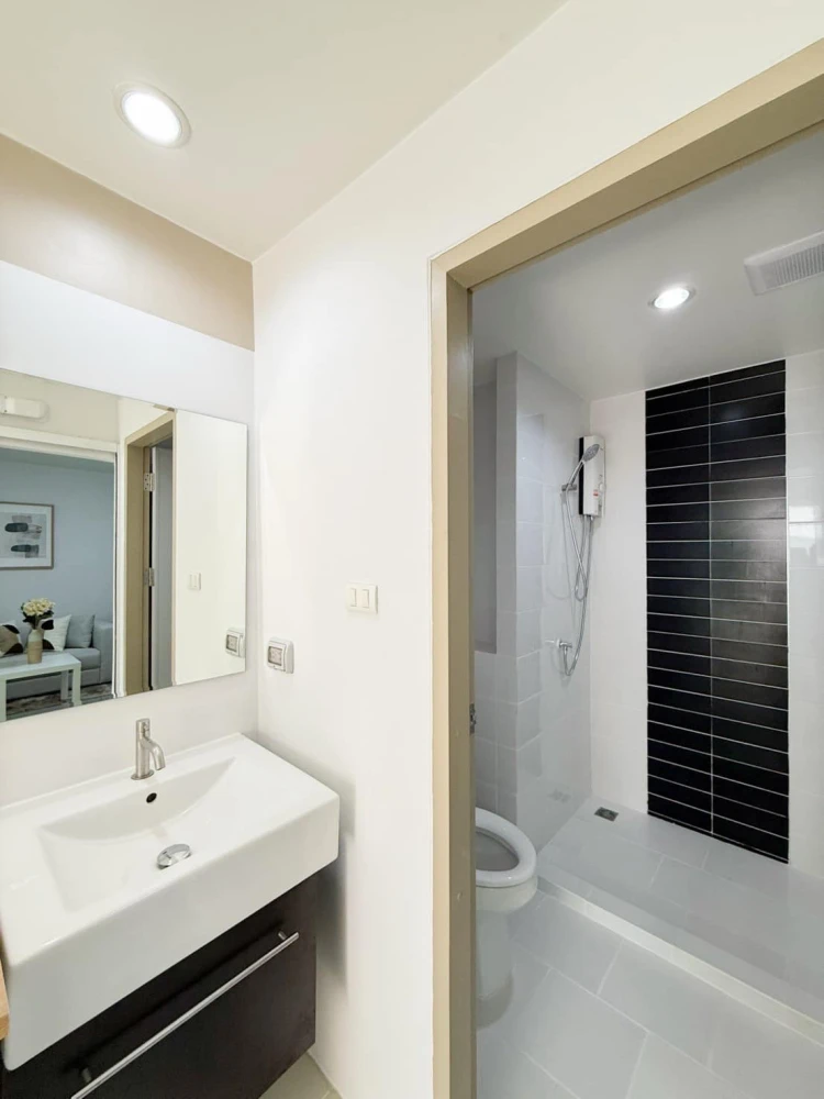 For rent: Smart Watcharapol Building B, 3rd floor (good floor, easy access). Two elevators. Beautifully furnished unit, ready to move in!