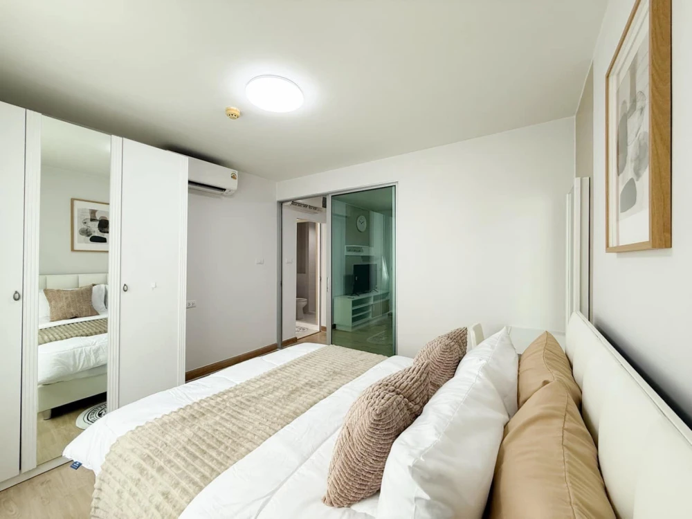 For rent: Smart Watcharapol Building B, 3rd floor (good floor, easy access). Two elevators. Beautifully furnished unit, ready to move in!