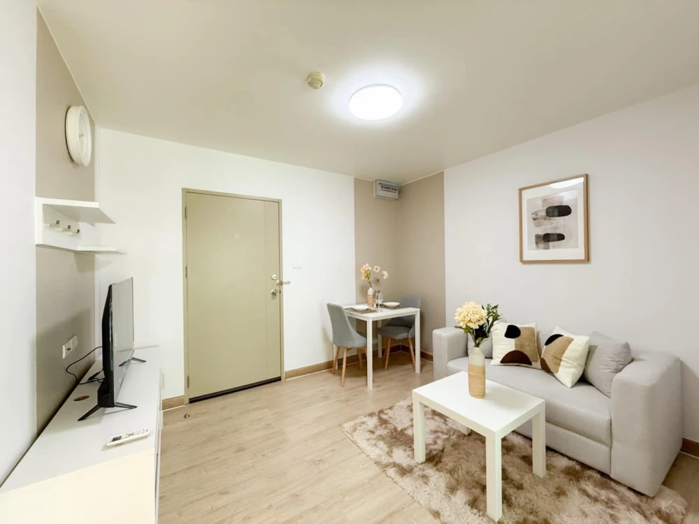 For rent: Smart Watcharapol Building B, 3rd floor (good floor, easy access). Two elevators. Beautifully furnished unit, ready to move in!