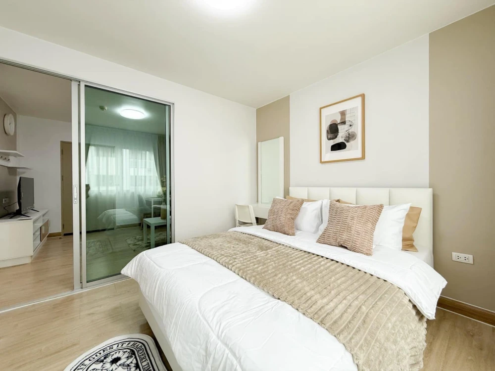 For rent: Smart Watcharapol Building B, 3rd floor (good floor, easy access). Two elevators. Beautifully furnished unit, ready to move in!