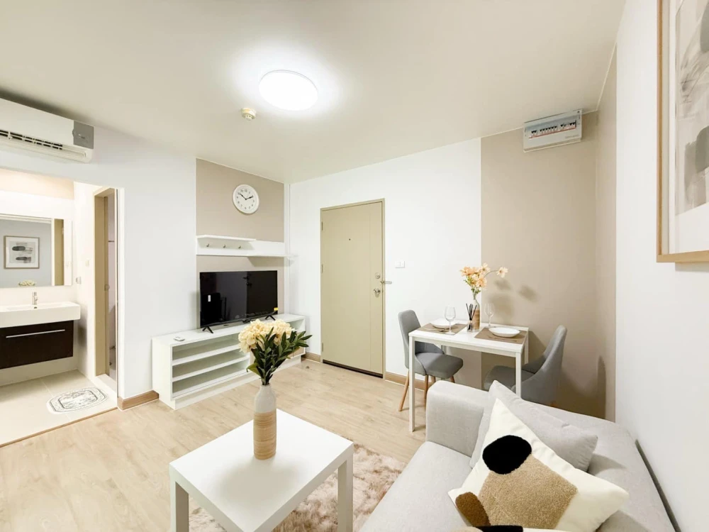 For rent: Smart Watcharapol Building B, 3rd floor (good floor, easy access). Two elevators. Beautifully furnished unit, ready to move in!
