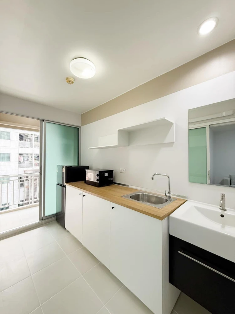 For rent: Smart Watcharapol Building B, 3rd floor (good floor, easy access). Two elevators. Beautifully furnished unit, ready to move in!