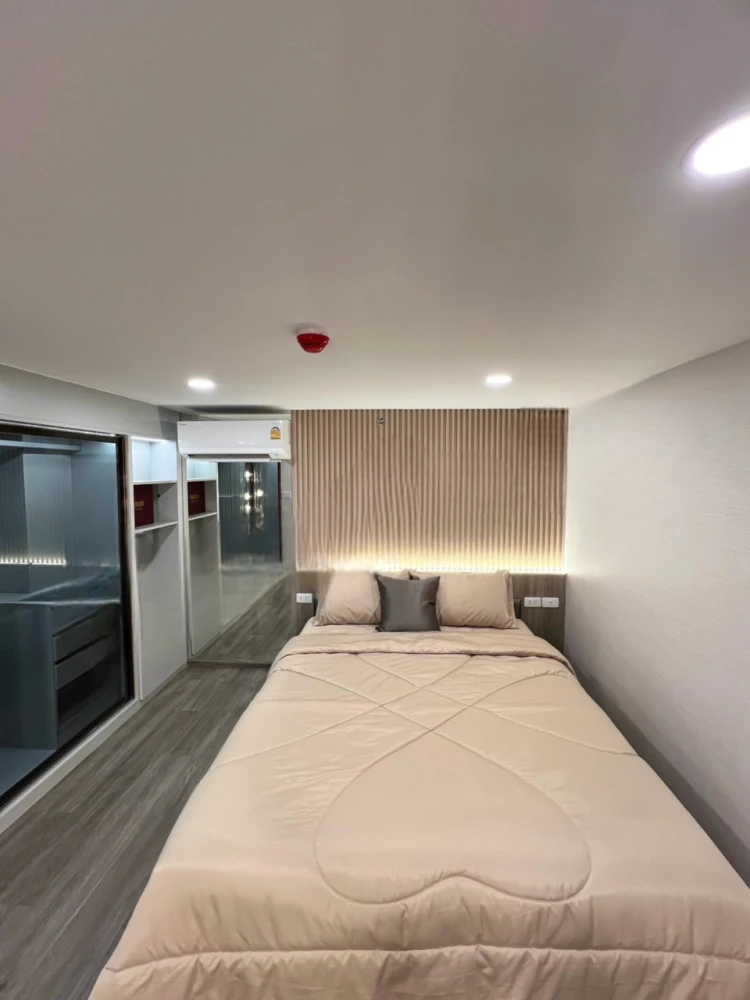 For rent: So origin kaset interchange, Duo space room, high ceiling, 15th floor, view of the super chill swimming pool. If you're late, you'll definit