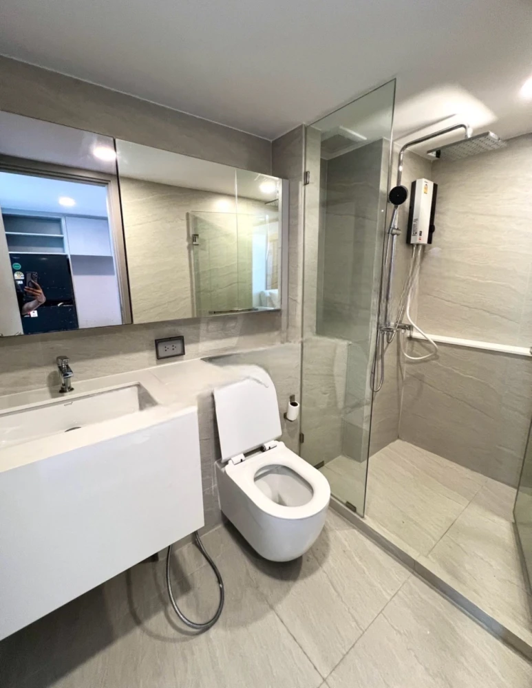 For rent: So origin kaset interchange, Duo space room, high ceiling, 15th floor, view of the super chill swimming pool. If you're late, you'll definit