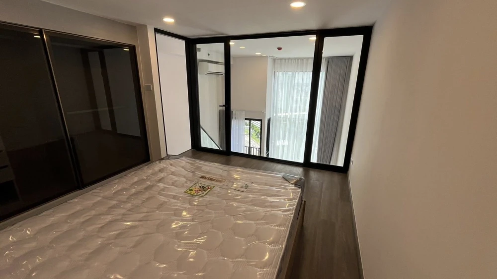 For rent: So Origin Kaset Interchange. Spacious room with high ceilings and high-quality built-in furniture. Book now!