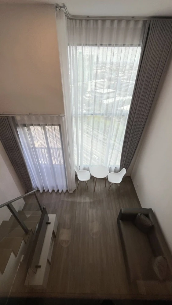 For rent: So Origin Kaset Interchange. Spacious room with high ceilings and high-quality built-in furniture. Book now!