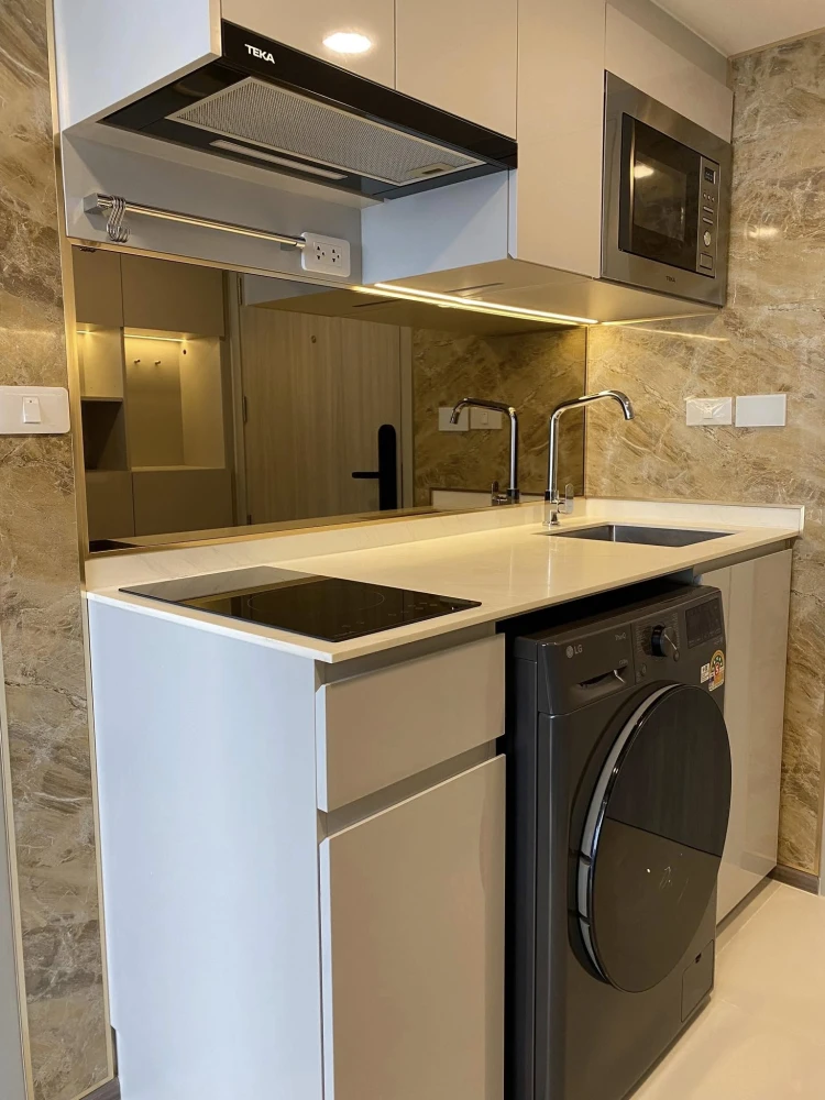 For rent: SO ORIGIN KASET INTERCHANGE is a 2-storey room with a 4.2-meter high ceiling on the 20th floor. The entire room is decorated with built-ins.