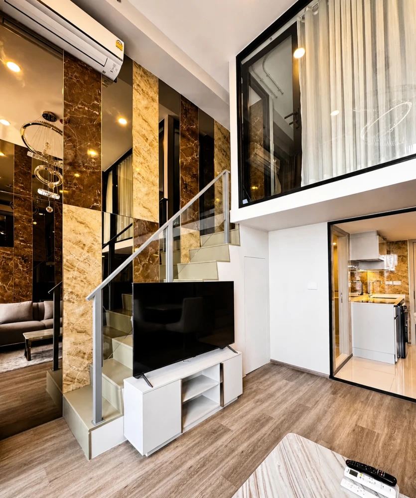For rent: SO ORIGIN KASET INTERCHANGE is a 2-storey room with a 4.2-meter high ceiling on the 20th floor. The entire room is decorated with built-ins.