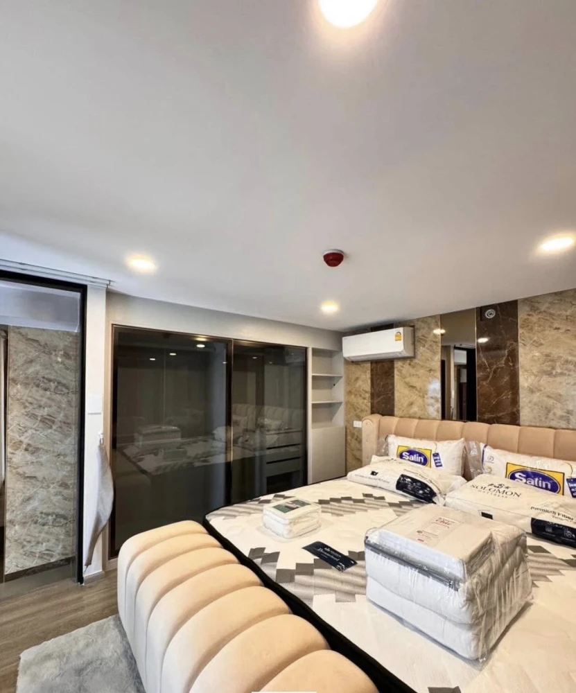 For rent: SO ORIGIN KASET INTERCHANGE is a 2-storey room with a 4.2-meter high ceiling on the 20th floor. The entire room is decorated with built-ins.