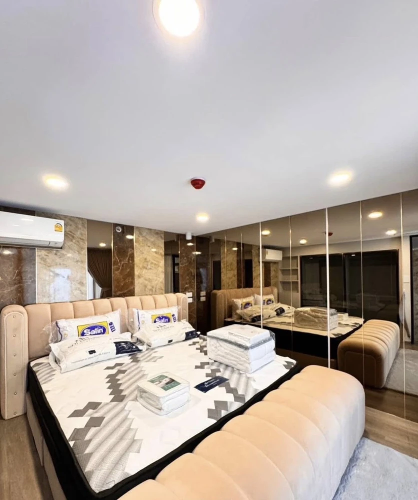 For rent: SO ORIGIN KASET INTERCHANGE is a 2-storey room with a 4.2-meter high ceiling on the 20th floor. The entire room is decorated with built-ins.