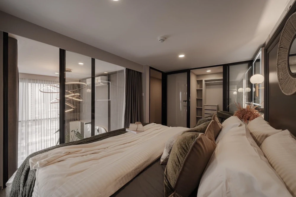 ให้เช่า Soho Bangkok Ratchada ห้องมุม ชั้น 15 2 ห้องนอน เพดานสูง 4.2 เมตร ตกแต่งสวยอลังเวอร์ ย้ายเลย อย่ารีรอ