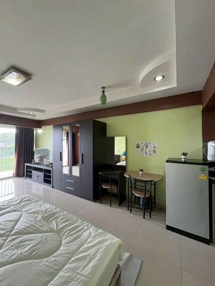 Sombat Pattaya Condotel for rent, spacious room with plenty of usable space, decorated in a theme, fully furnished, hurry and reserve now!