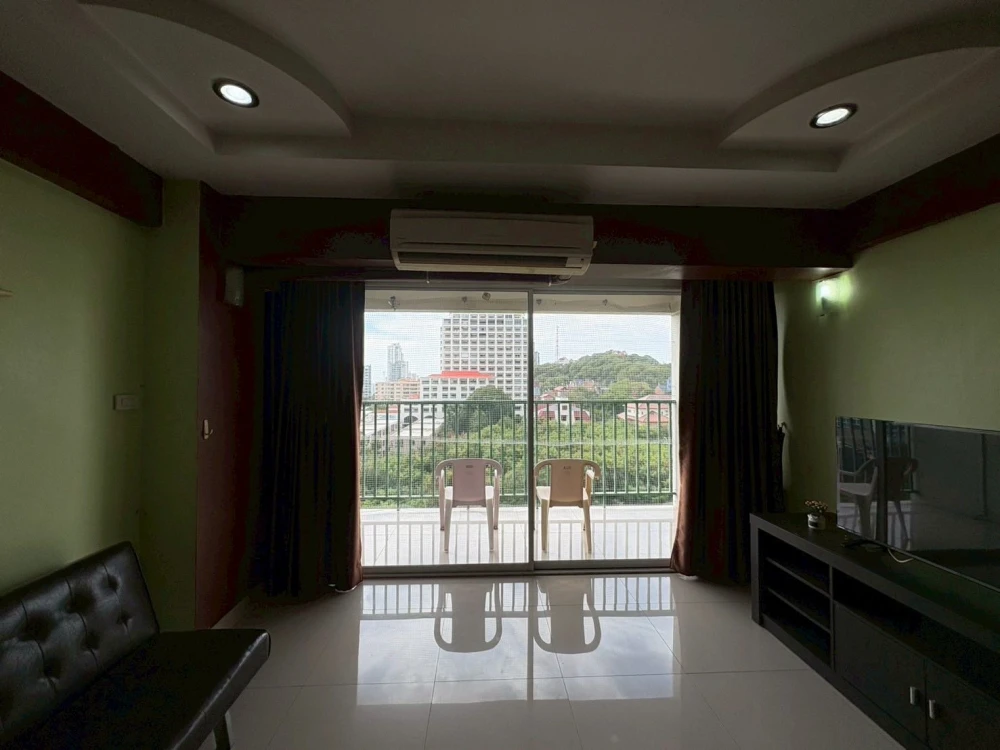 Sombat Pattaya Condotel for rent, spacious room with plenty of usable space, decorated in a theme, fully furnished, hurry and reserve now!